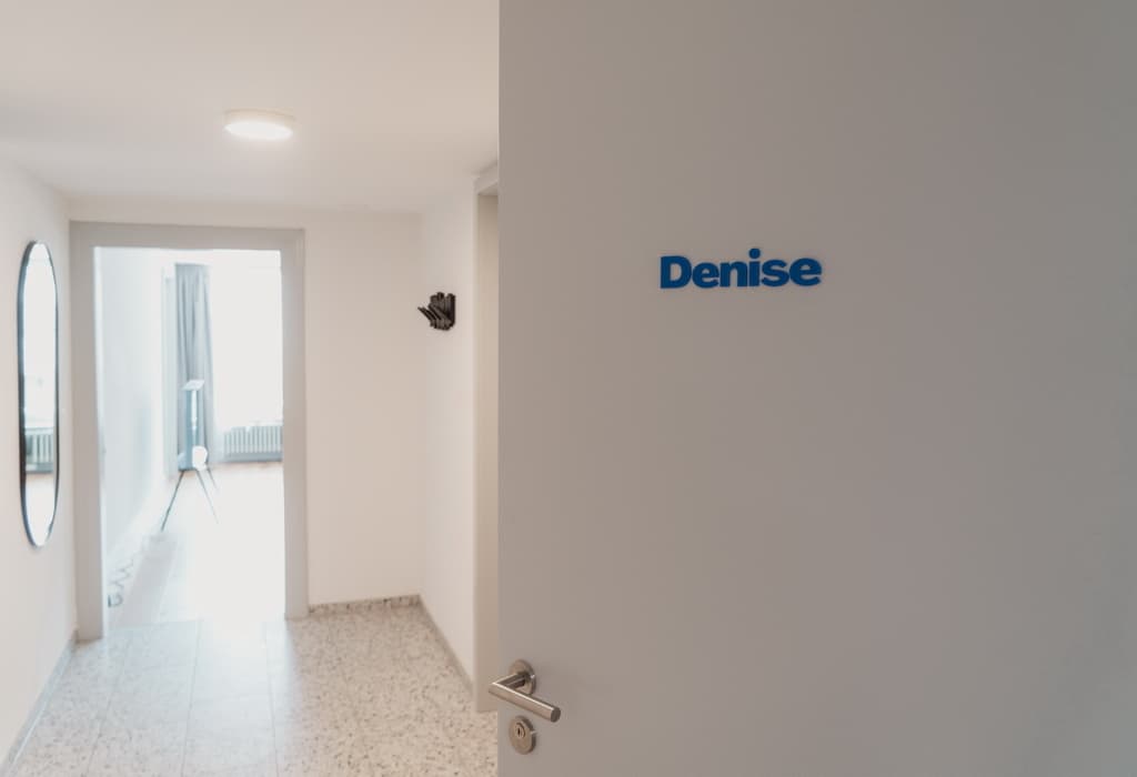 Willkommen bei
DENISE2. Etage / 2 Zimmer, 1 großes Bett /
1-2 Gäste / Blick auf die Saane